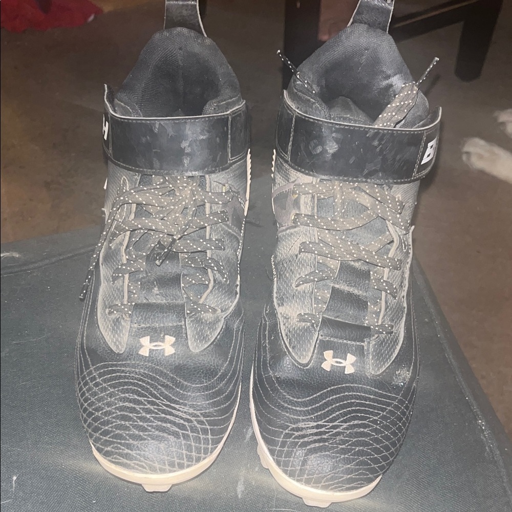 Under Armour Black and White Sports Cleats Size 11 men’s